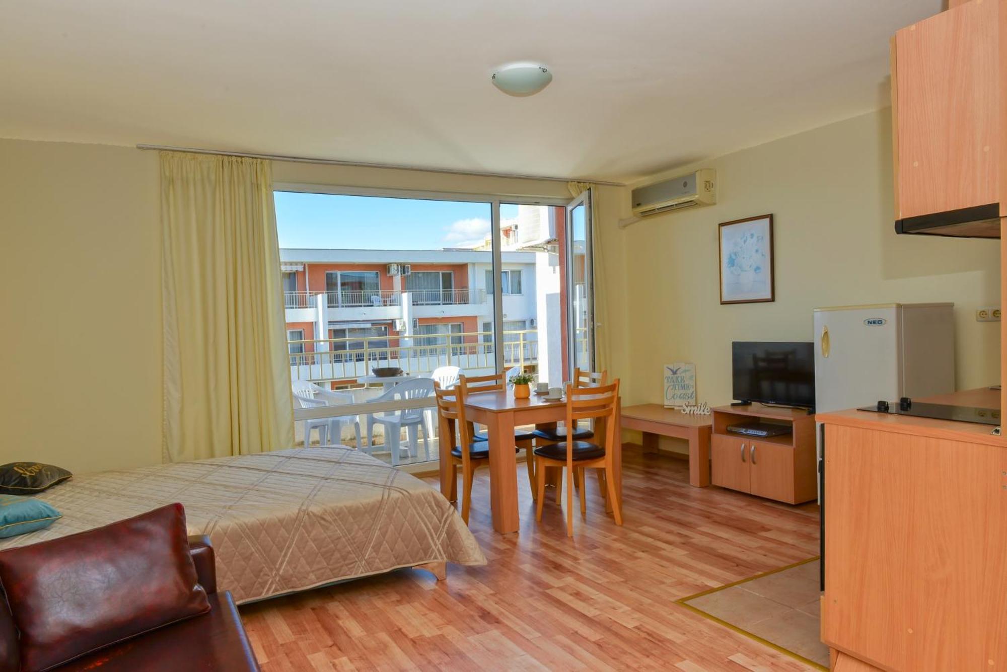 Crown And Imperial Apartments Свети Влас Екстериор снимка