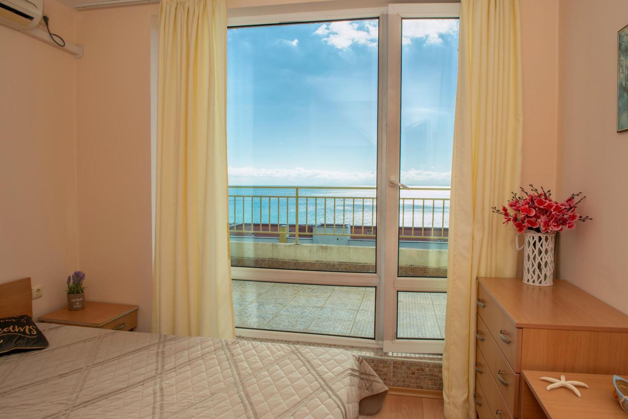 Crown And Imperial Apartments Свети Влас Екстериор снимка