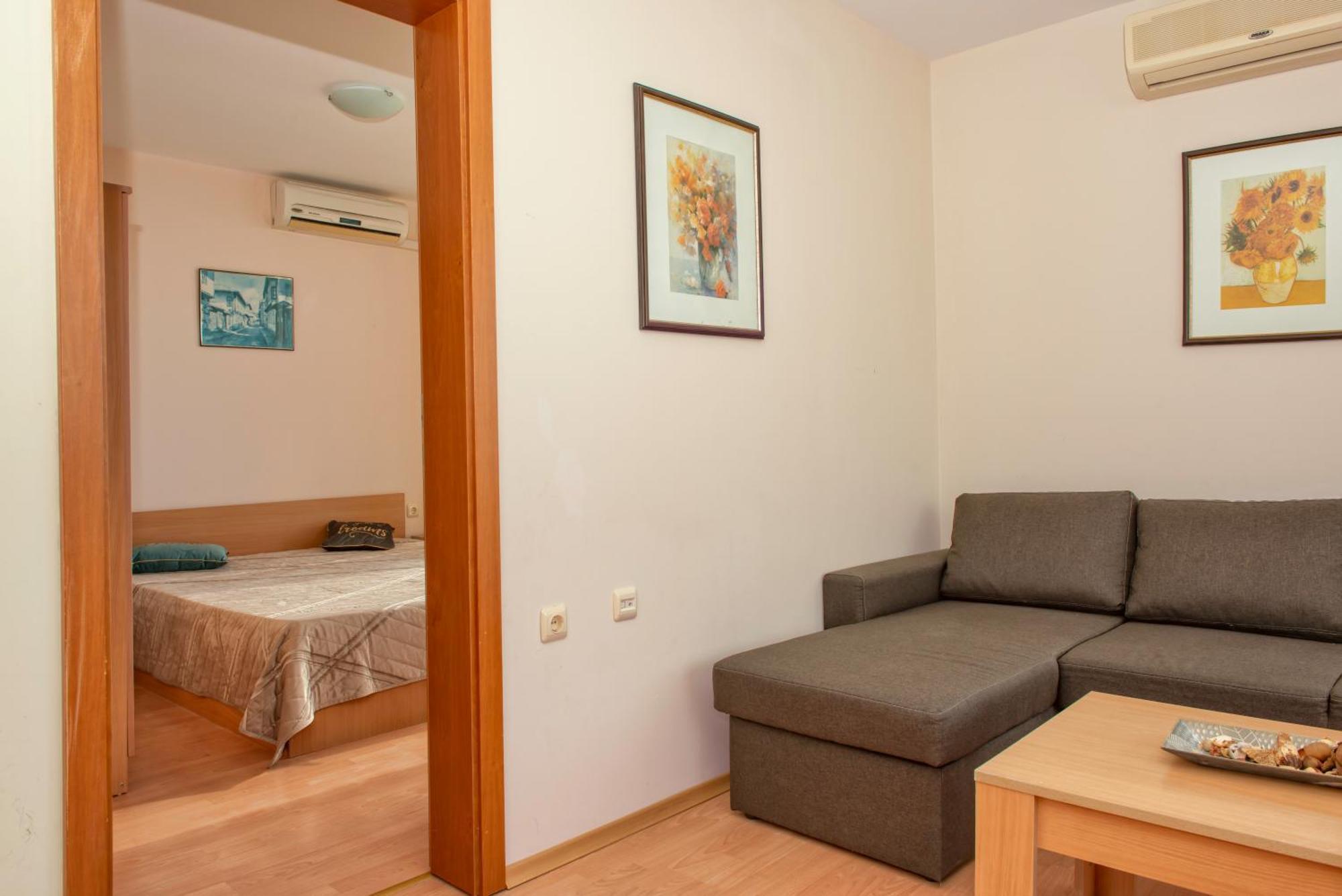 Crown And Imperial Apartments Свети Влас Екстериор снимка