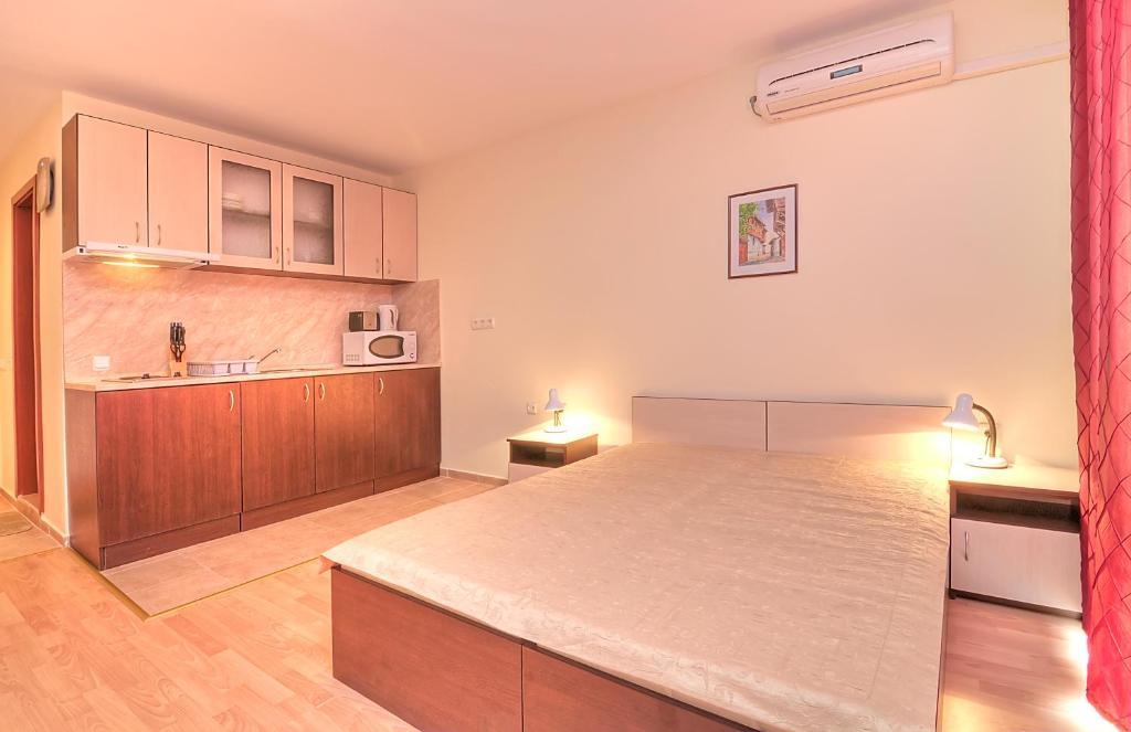 Crown And Imperial Apartments Свети Влас Стая снимка