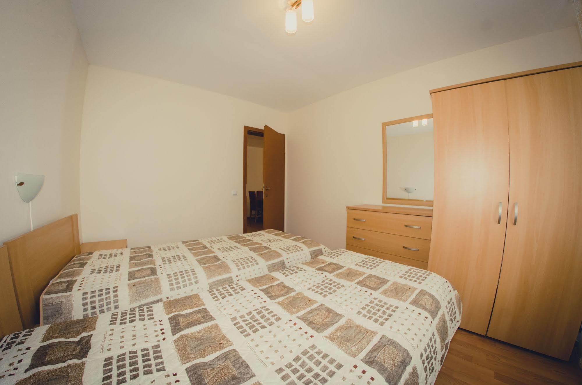 Crown And Imperial Apartments Свети Влас Екстериор снимка